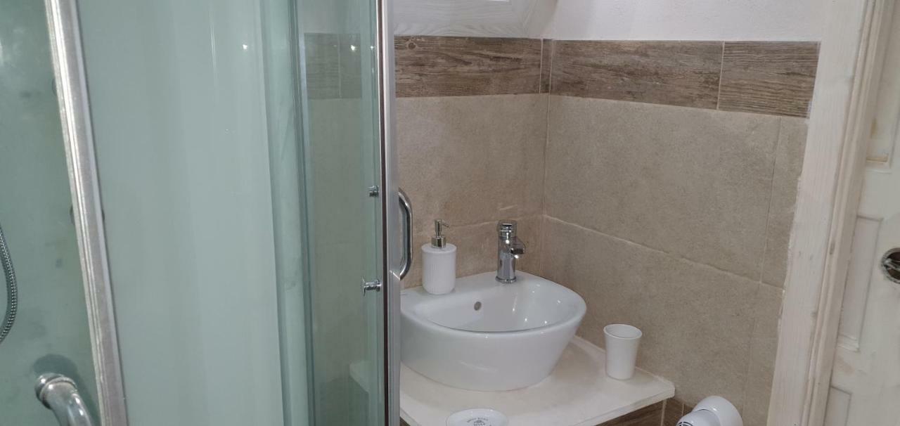 Guesthouse Luisella 칼리아리 외부 사진